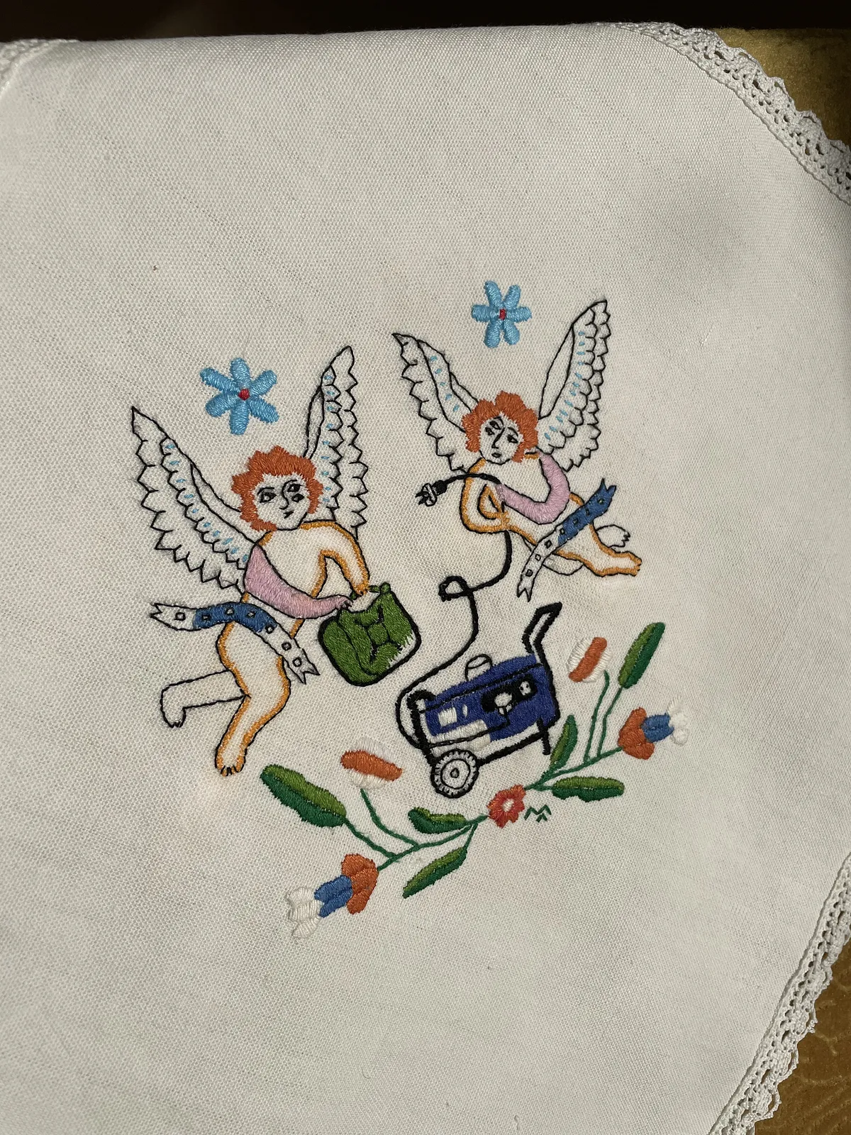 Зображення "ангелики з генератором" від Марта Лешак, розмір: 35x35, медіум: Вишивка, місто: Львів, ціна: $400 Фото 3 з 5.