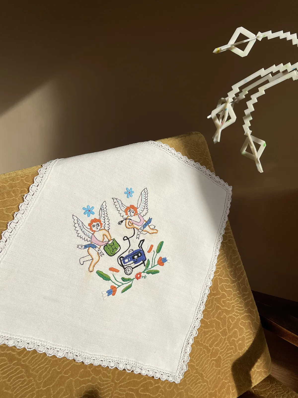 Зображення "ангелики з генератором" від Марта Лешак, розмір: 35x35, медіум: Вишивка, місто: Львів, ціна: $400 Фото 4 з 5.
