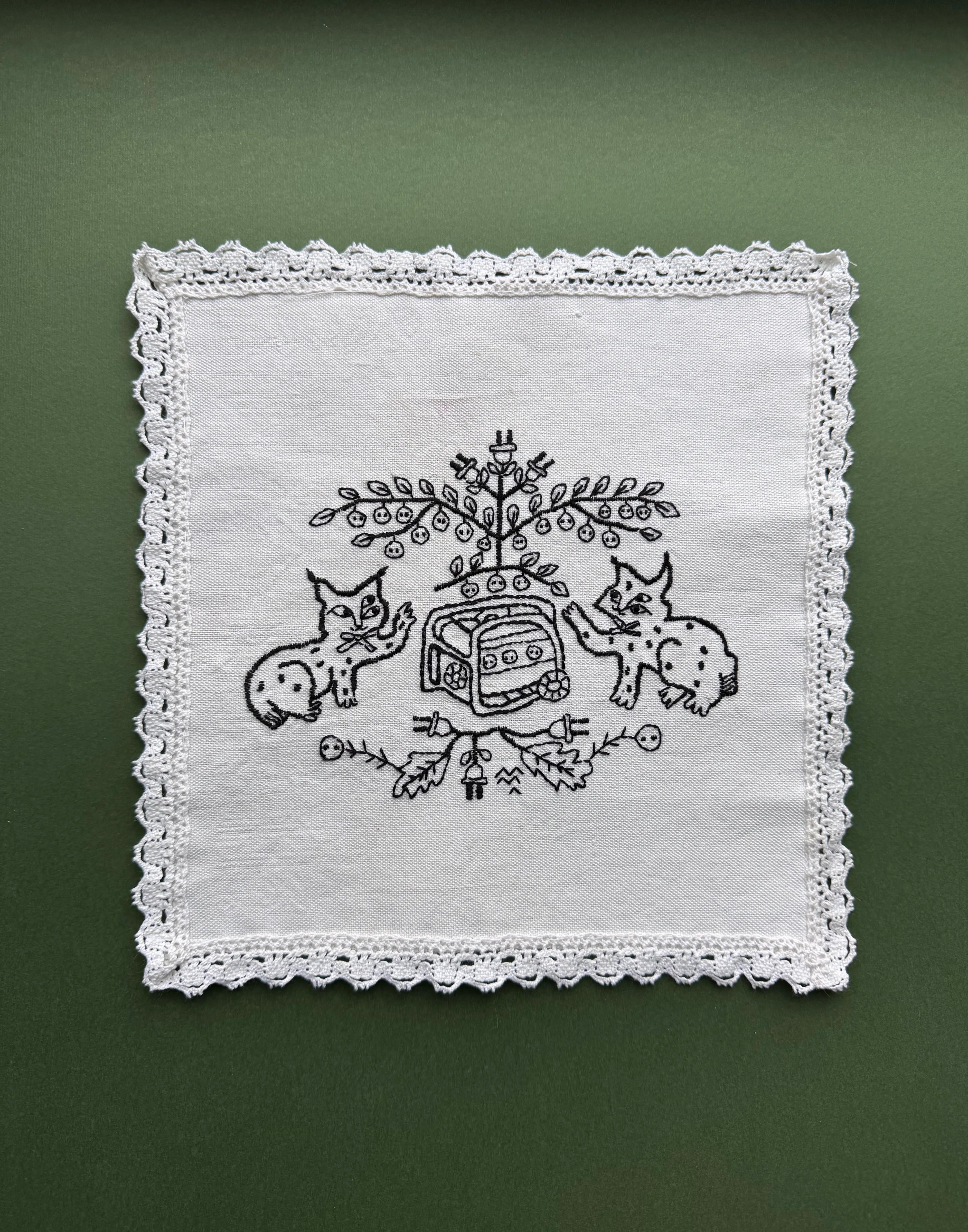 Зображення "Символи добробуту" від Марта Лешак, розмір: 25x25, матеріали: полотно, нитки, медіум: Живопис, ціна: $230 Фото 1 з 5.