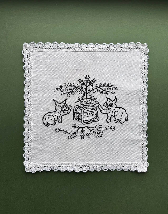 Зображення "Символи добробуту" від Марта Лешак, розмір: 25x25, матеріали: полотно, нитки, медіум: Живопис, ціна: $230 Фото 1 з 5.