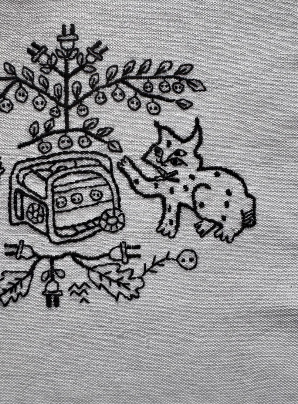 Зображення "Символи добробуту" від Марта Лешак, розмір: 25x25, матеріали: полотно, нитки, медіум: Живопис, ціна: $230 Фото 4 з 5.